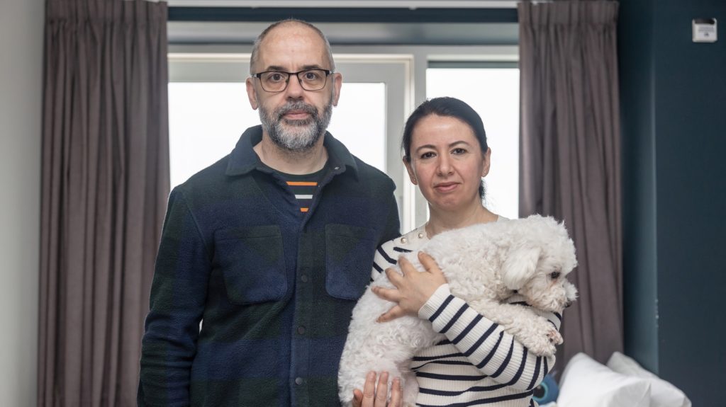 A non-stigmatising image of a couple experiencing homelessness